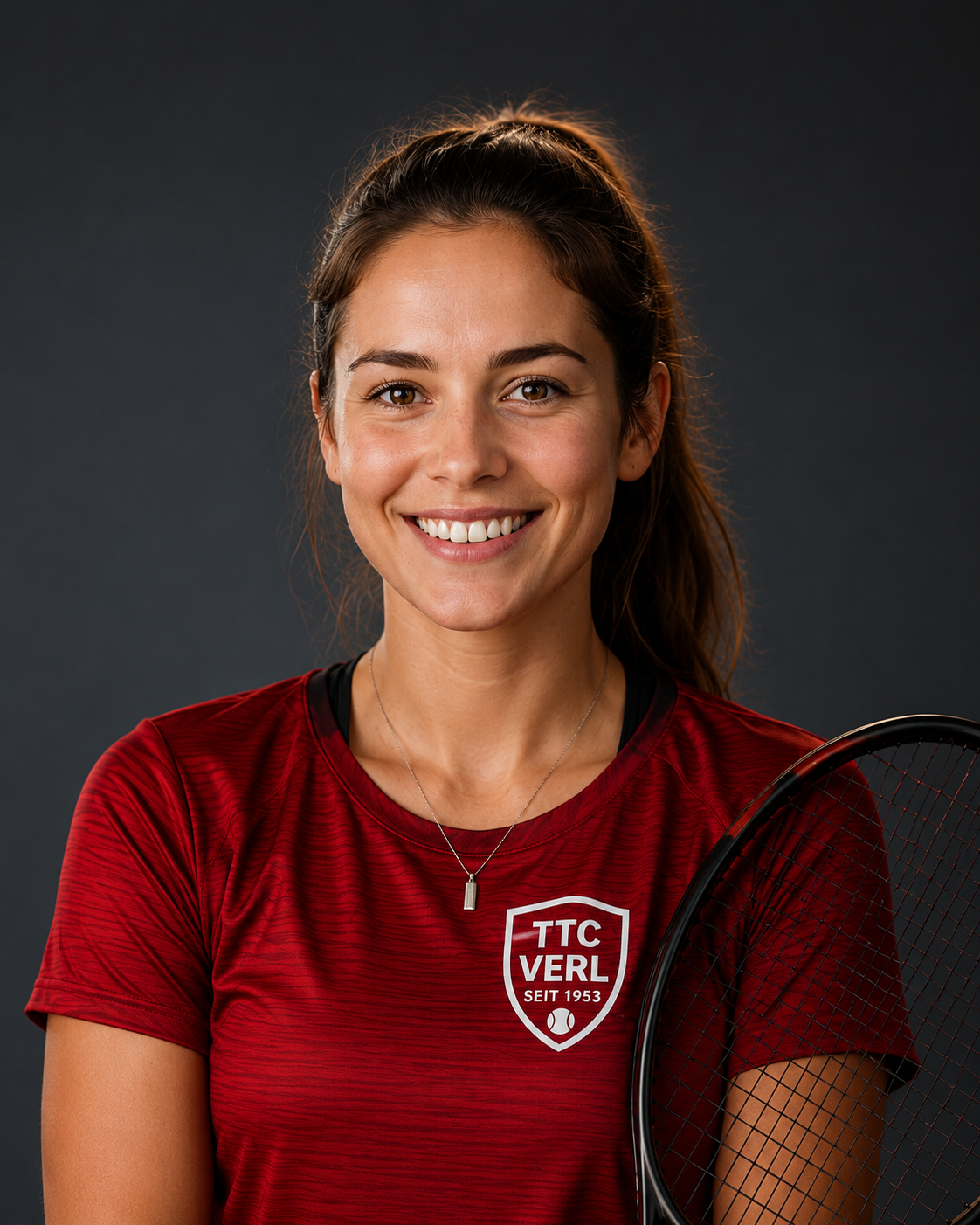 Anna-Lena, Mitglied des TTC Verl, mit Tennisschläger