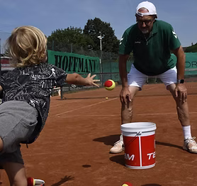 Kind mit Tennisschläger
